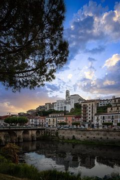 Stadspanorama van Polla, zonsondergang Italië van Fotos by Jan Wehnert