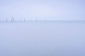 Visstokken in zee tegen het vallen van de avond 3 | Blauw, Long Exposure, Minimal Art, Nederland van Merlijn Arina Photography