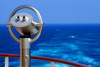 Fernglas an der Reeling