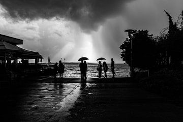 Rain and shine, in zwartwit van de buurtfotograaf Leontien