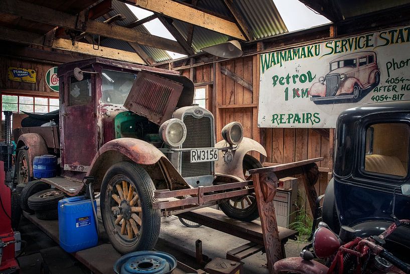 Garage avec voitures anciennes à Waimamaku Nouvelle-Zélande par Albert Brunsting