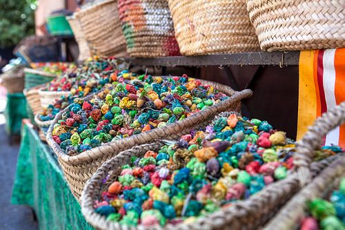 Kleurrijke gedroogde bloemen en kruiden te koop in een soek (markt) in Marrakesh, Marokko
