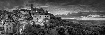 Montepulciano Panorama im Abendlicht in schwarz weiß von Manfred Voss, Schwarz-weiss Fotografie