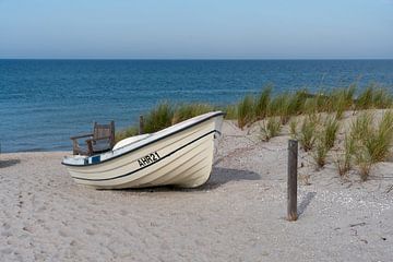 Plage de la mer Baltique avec bateau et dunes sur la côte de la mer Baltique à Ahrenshoop