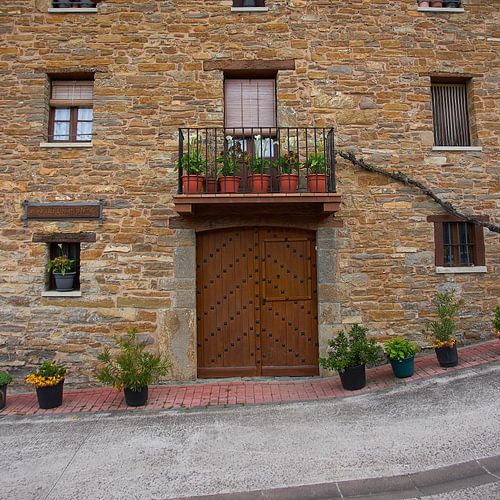 Gevel met versiering van smeedijzeren klinknagels in de deur