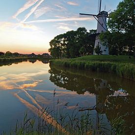 Coucher de soleil avec le moulin de Tholen sur Love Zeeland