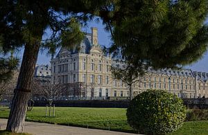Het Louvre gezien vanuit de Jardin des Tuileries.