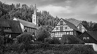 Fachwerkhäuser in Schiltach in schwarz-weiß von Henk Meijer Photography Miniaturansicht