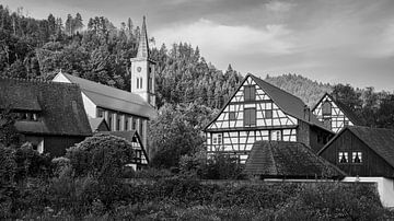 Fachwerkhäuser in Schiltach in schwarz-weiß