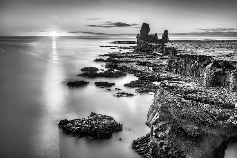 Côte d'Islande au coucher du soleil. Image en noir et blanc. par Manfred Voss, Photographie Noir et Blanc
