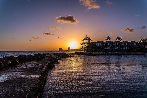 Zonsondergang bij Avila Beach in Curacao