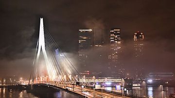 Erasmusbrug in de mist van Mark Bos