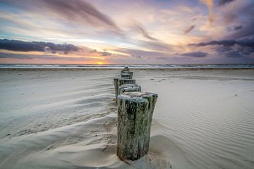Poteaux dans le sable sur Peter Bijsterveld