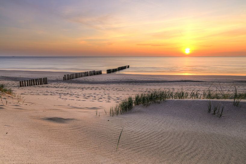 Zonsondergang Hollands strand van FotoBob