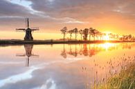 Nederlandse windmolen tijdens prachtige zonsopgang, Nederland van Olha Rohulya thumbnail