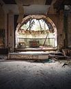 Salle de bal abandonnée avec des notes de musique. par Roman Robroek - Photos de bâtiments abandonnés Aperçu