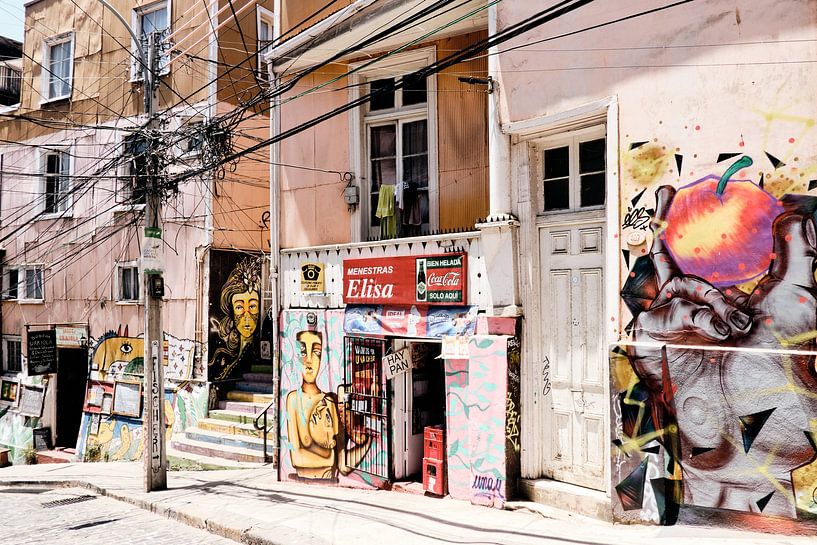 Graffiti in Valparaiso, Chile by Sjoerd van der Hucht