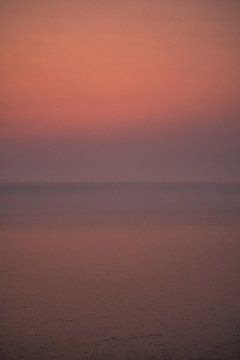 Verticale zonsondergang in Angola, abstract en kleurrijk van Tobias van Krieken