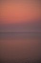 Verticale zonsondergang in Angola, abstract en kleurrijk van Tobias van Krieken thumbnail