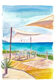 Küstencafé-Szene mit Segeldach und Meer