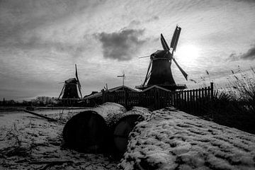 De molens in silhouet de sneeuw in de Zaanse winter van Zaankanteropavontuur