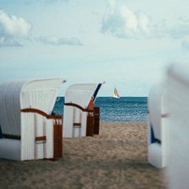 Zeilboot op de Oostzee gefotografeerd door strandstoelen van Shanti Hesse