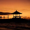 Traditioneel strandhuisje tijdens zonsopkomst in Sanur Beach in Bali, Indonesië. van Jeroen Langeveld, MrLangeveldPhoto