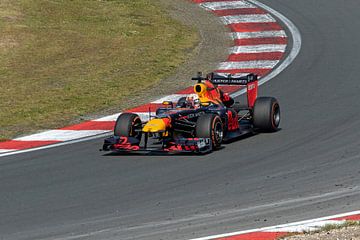 Max verstappen in de Redbul formule 1 auto uit  2011 (RB7) van Maurice de vries