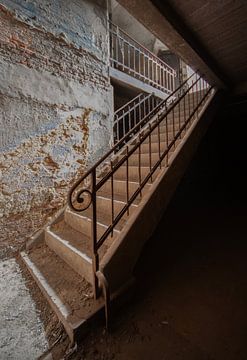 Trappenhuis in een verlaten gevangenis van shoott photography