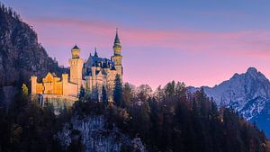 Schloss Neuschwanstein bei Sonnenuntergang beleuchtet, Bayern, Deutschland