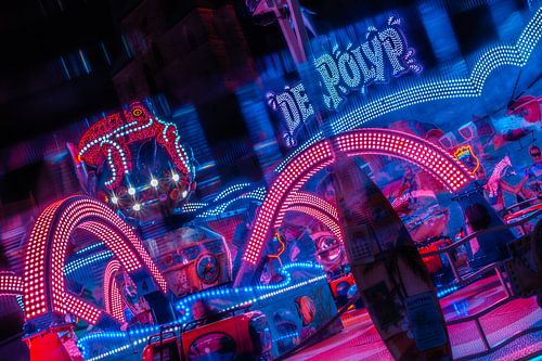 Des arcs de lumière – Un mouvement de carrousel à la fête foraine nocturne
