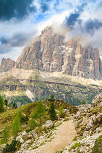 Pfad in der Nähe des Berges Tofana di Rozes in den Dolomiten