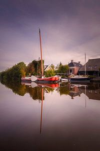 Schönes Boot, das sich im Wasser spiegelt (Eastermar)
