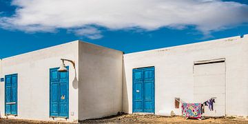 De was hangt te drogen voor een wit huis op La Graciosa, Lanzarote. van Harrie Muis