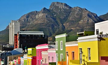 kleurrijke huizen in Bo Kaap in Kaapstad en Devils Peak van Werner Lehmann