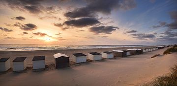 Strandhuisjes Texel bij zonsondergang van John Leeninga