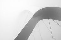De boog van Stadsbrug De Oversteek in de mist van Thomas van Houten thumbnail