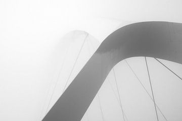 De boog van Stadsbrug De Oversteek in de mist