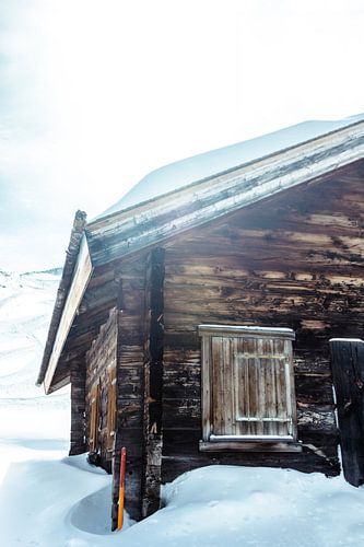 Schneebedeckte Berghütte in der Schweiz