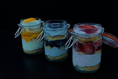 Yoghurt crème bisquit en vers fruit in een glas
