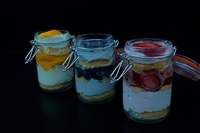 Joghurt-Sahne-Bisquit und frische Früchte im Glas von Babetts Bildergalerie