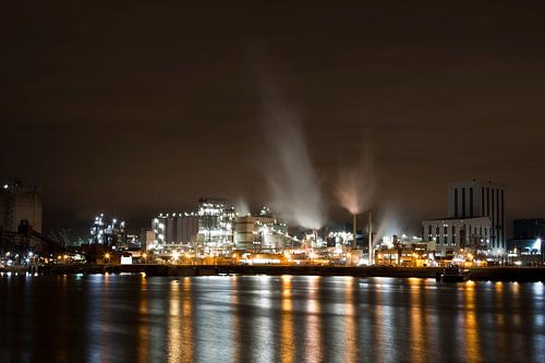 Industrie im dunklen Hafen