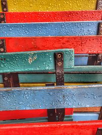 Bunte Terrassenstühle nach dem Regen