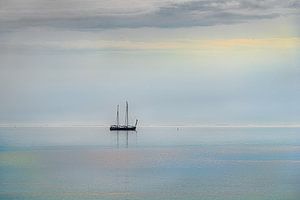 Tweemaster an einem windstillen Abend auf dem IJsselmeer in der Nähe der friesischen Hafenstadt Stavoren