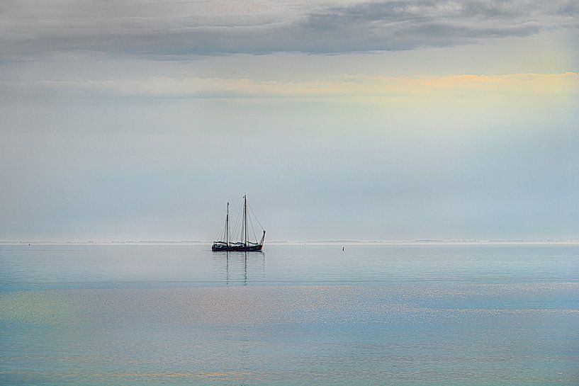 Tweemaster par une soirée sans vent sur l'IJsselmeer près de la ville portuaire frisonne de Stavoren. par Harrie Muis