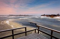 Houten steiger aan bevroren Lauwersmeer van Peter Bolman thumbnail