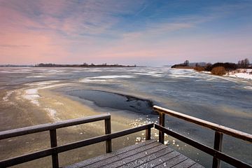 Houten steiger aan bevroren Lauwersmeer