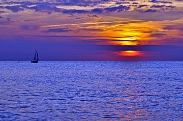 Coucher de soleil romantique dans la station balnéaire de Warnemünde, sur la mer Baltique