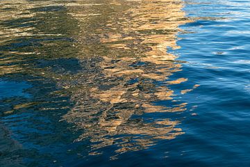 Reflets jaunes dorés dans l'eau de mer bleue 6