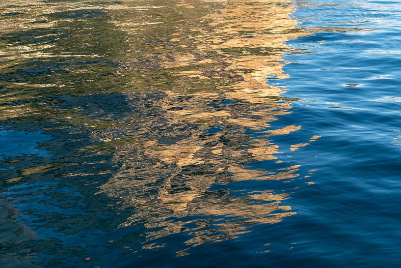 Reflets jaunes dorés dans l'eau de mer bleue 6 par Adriana Mueller